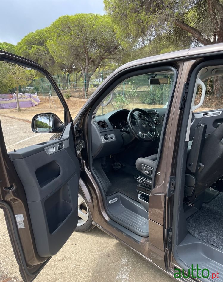 2015' Volkswagen Multivan photo #2