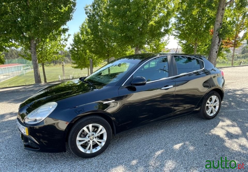 2012' Alfa Romeo Giulietta photo #5