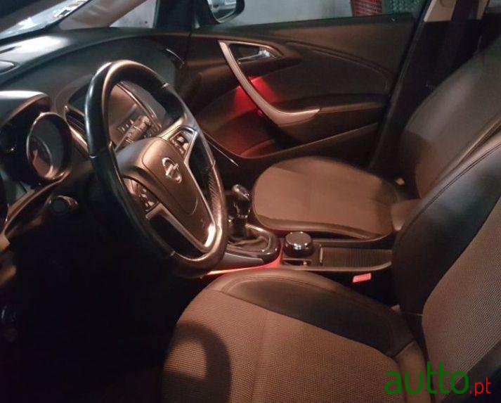 2010' Opel Astra Cosmo 1.3 Cdti photo #4