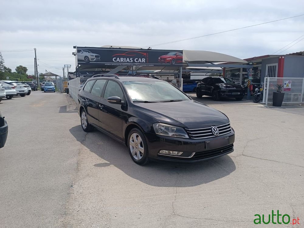 2011' Volkswagen Passat photo #2