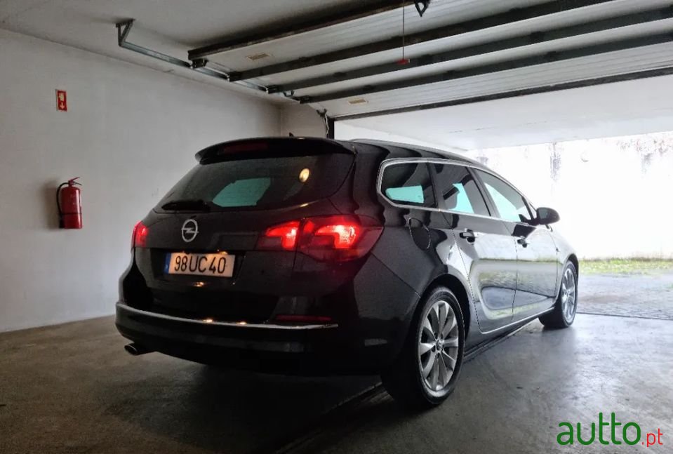 2012' Opel Astra Sports Tourer photo #4