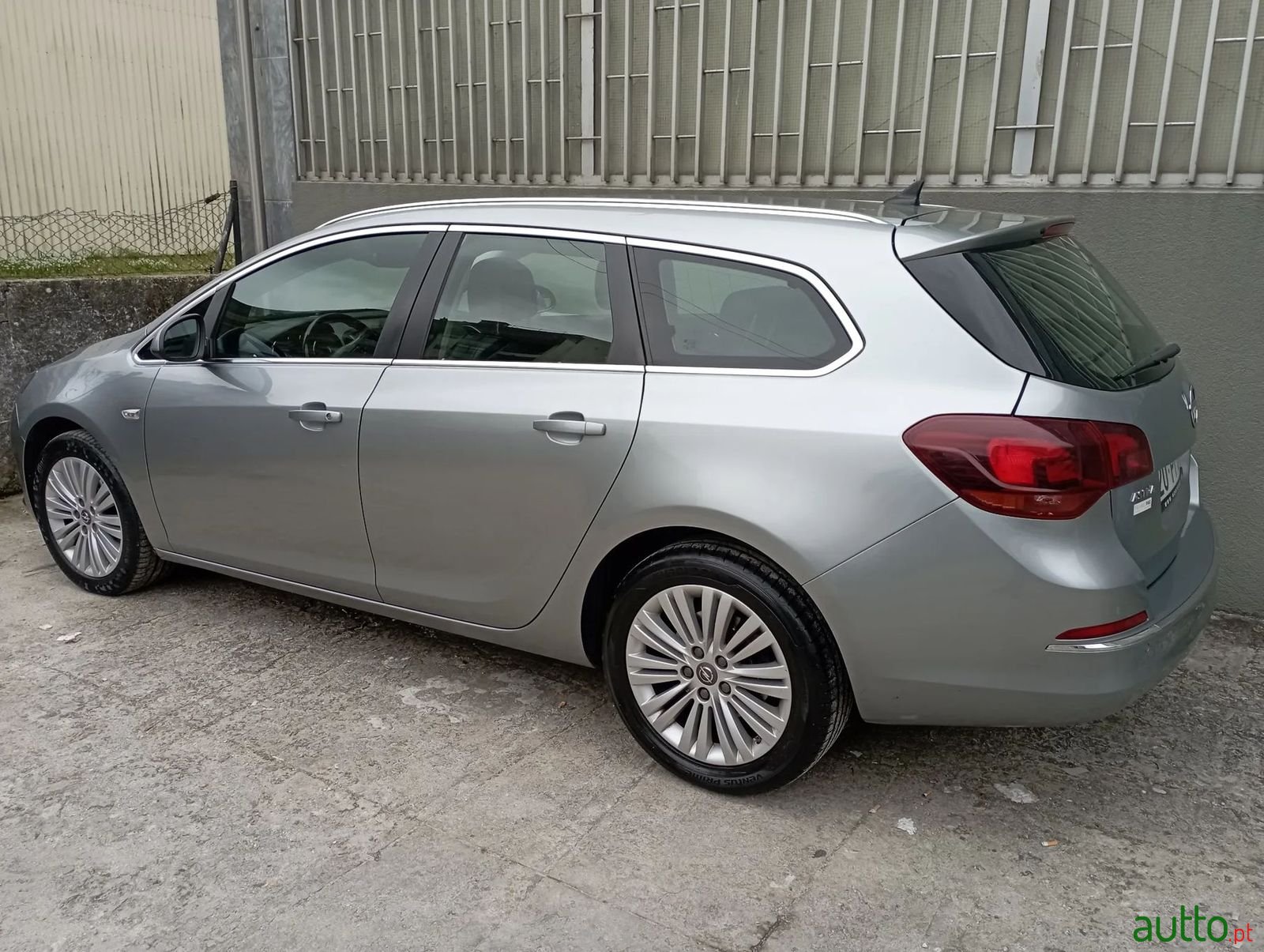 2014' Opel Astra photo #3