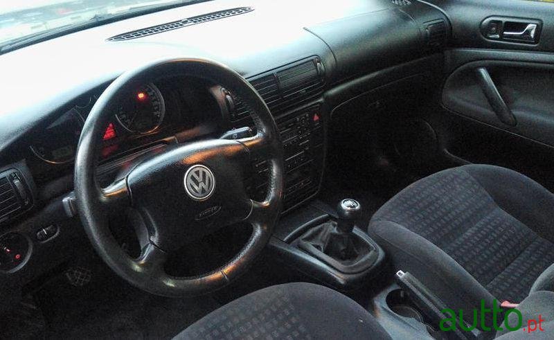 2003' Volkswagen Passat 1.9 Tdi 130 Cv photo #2