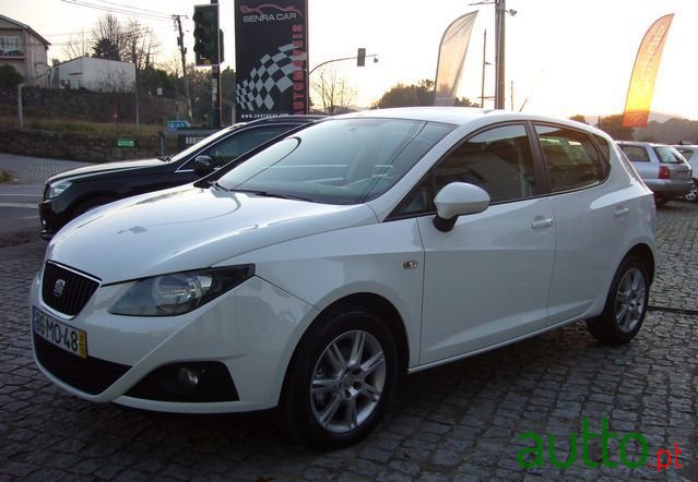 2011' SEAT Ibiza photo #2
