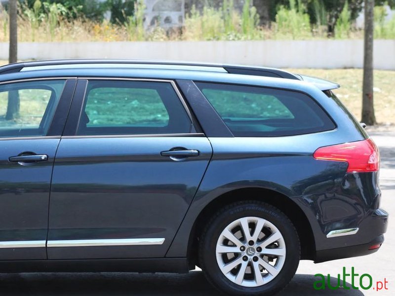 2010' Citroen C5 Tourer photo #6