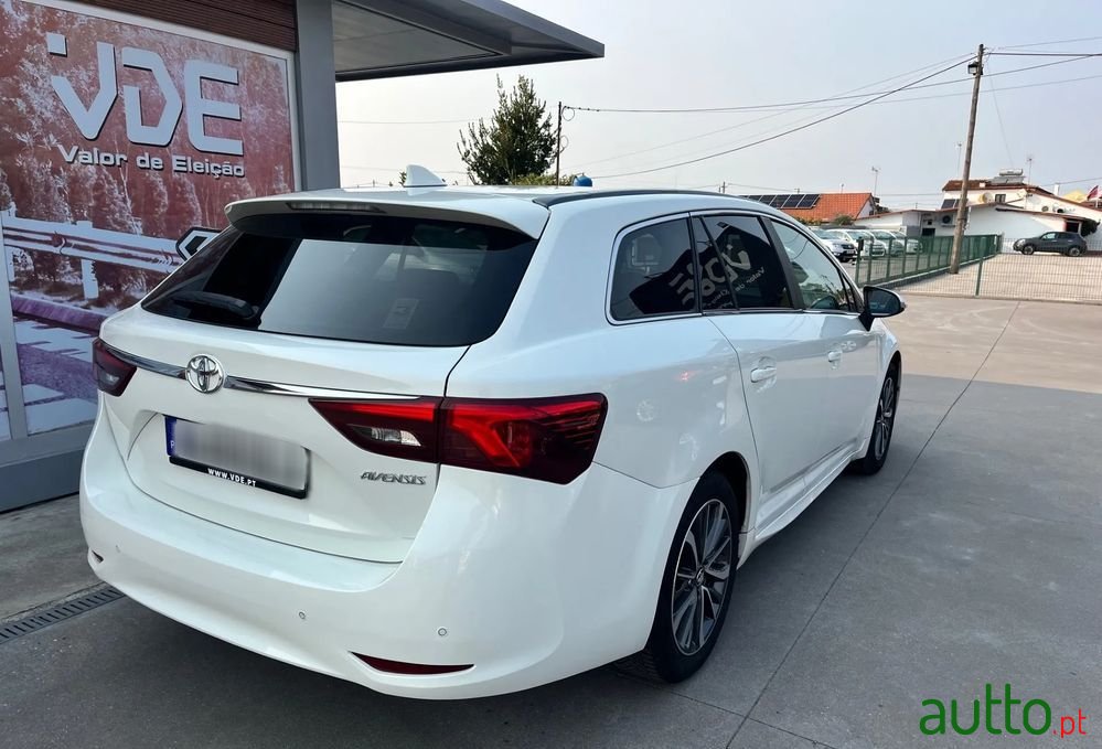 2016' Toyota Avensis Touring Sports photo #2