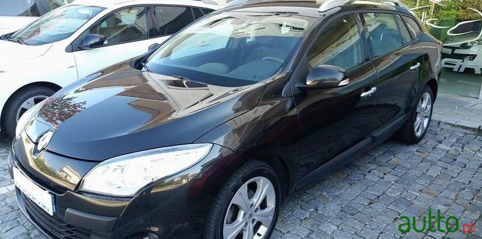 2010' Renault Megane Sport Tourer photo #2