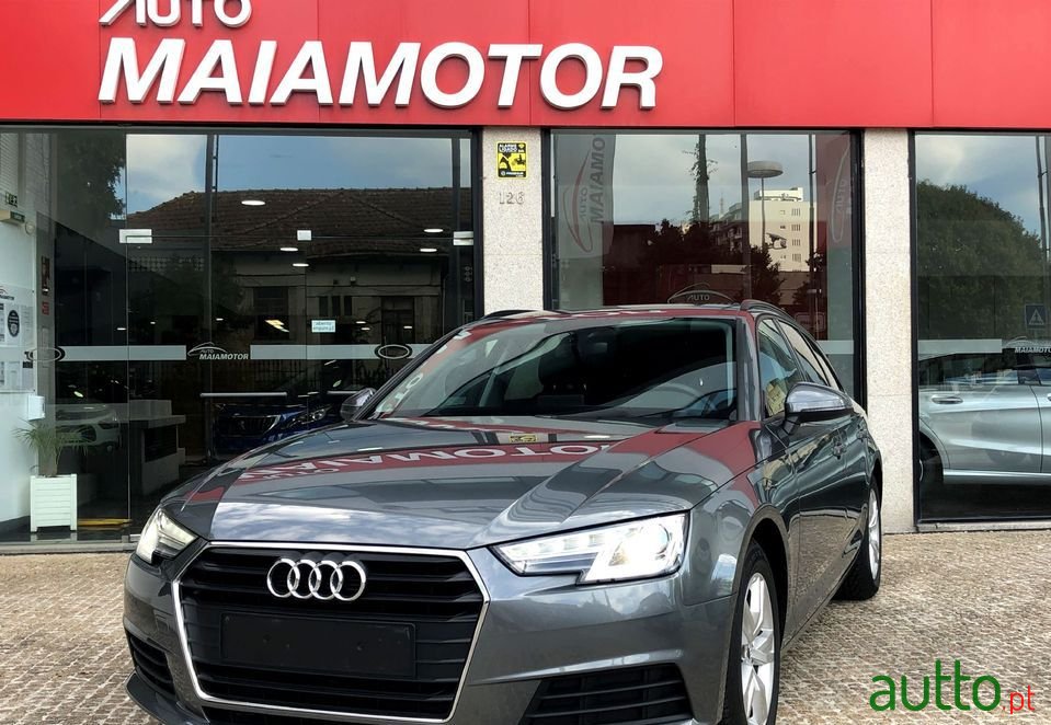 2017' Audi A4 Avant photo #2