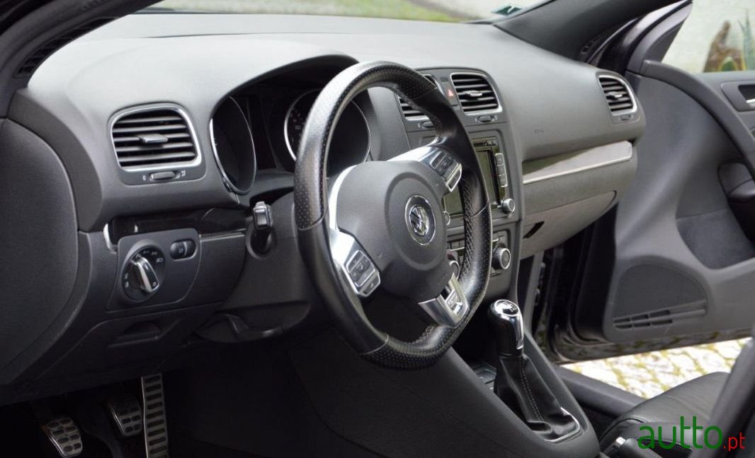 2009' Volkswagen Golf photo #1