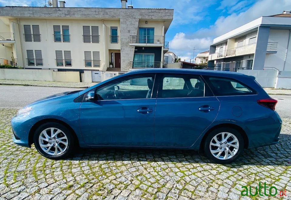 2016' Toyota Auris Touring Sports photo #4