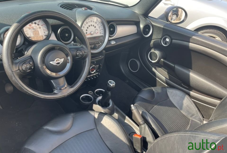 2011' MINI Cabrio photo #6