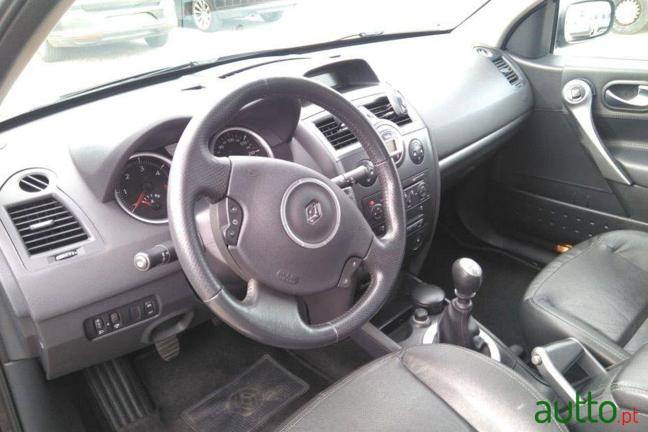 2008' Renault Megane photo #4