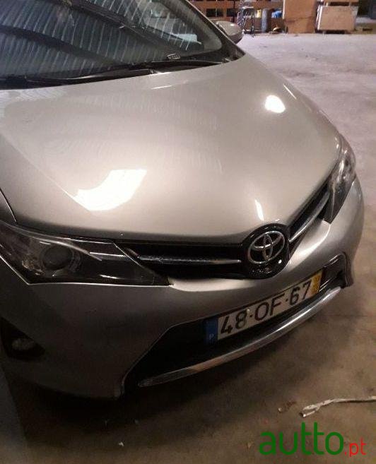 2013' Toyota Auris Touring Sports photo #3