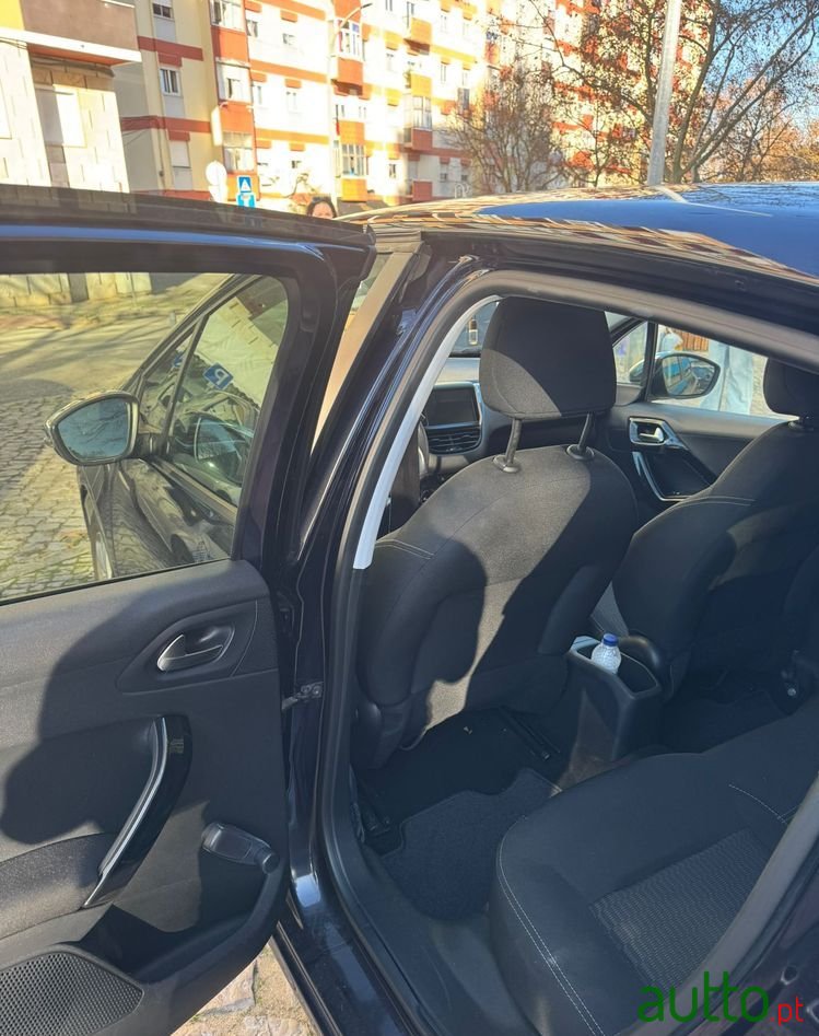 2015' Peugeot 208 1.2 Vti Active photo #2