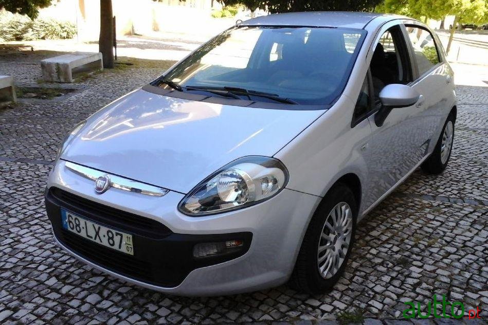 2011' Fiat Punto Evo photo #1