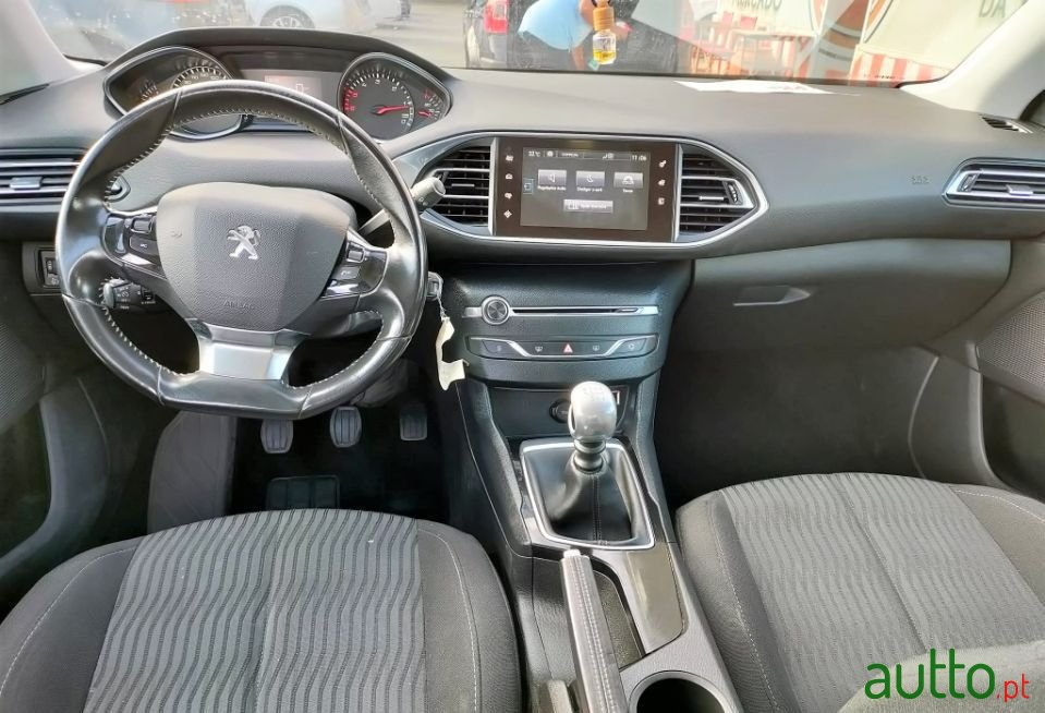 2015' Peugeot 308 photo #3