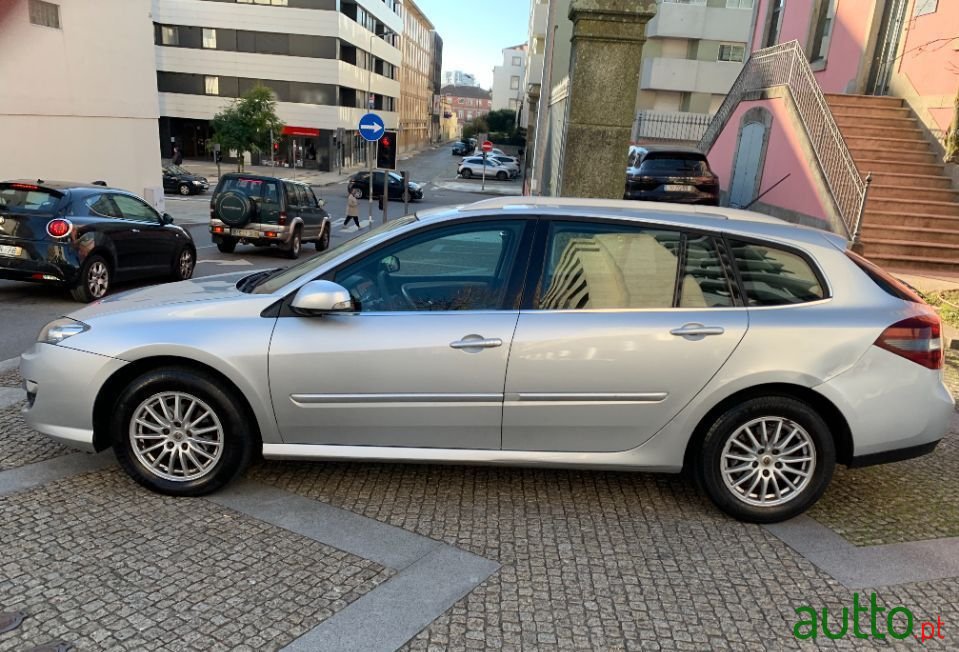 2011' Renault Laguna Break photo #3
