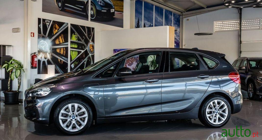 2017' BMW 225Xe Active Tourer photo #3