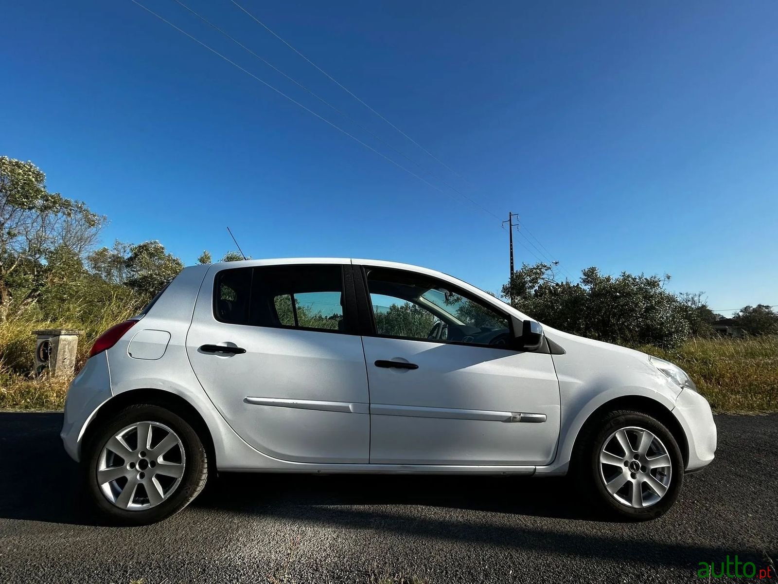 2011' Renault Clio photo #2