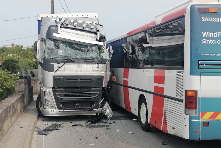Choque entre camião e autocarro faz três feridos em Vila Verde
