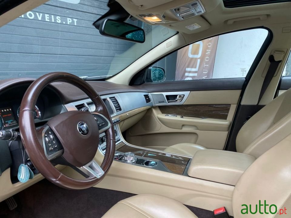 2014' Jaguar XF photo #5