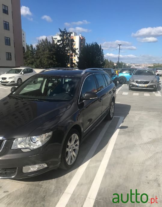 2010' Skoda Superb Break photo #2