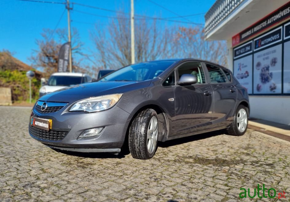 2012' Opel Astra photo #3