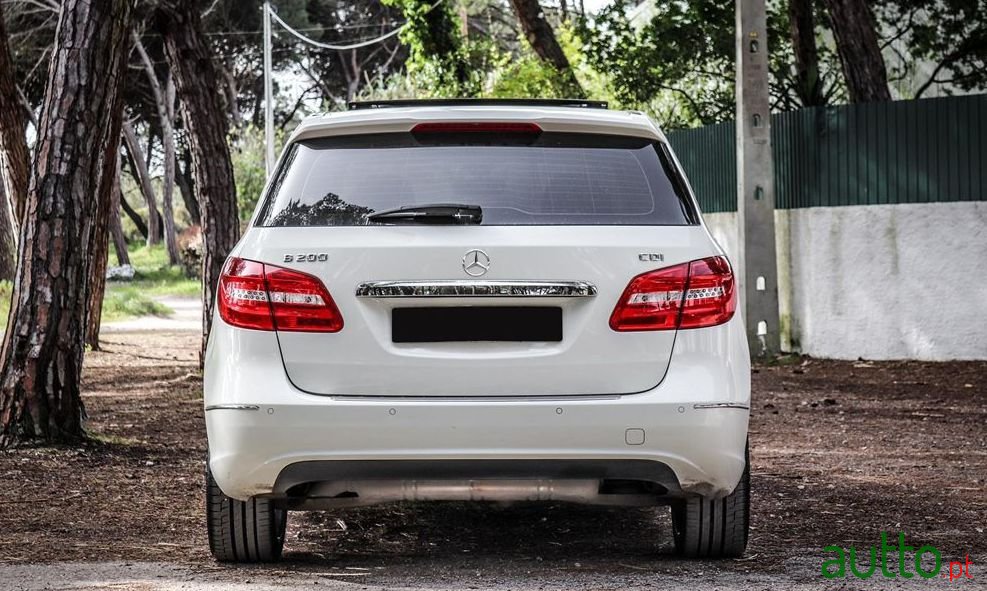 2014' Mercedes-Benz B-200 photo #2