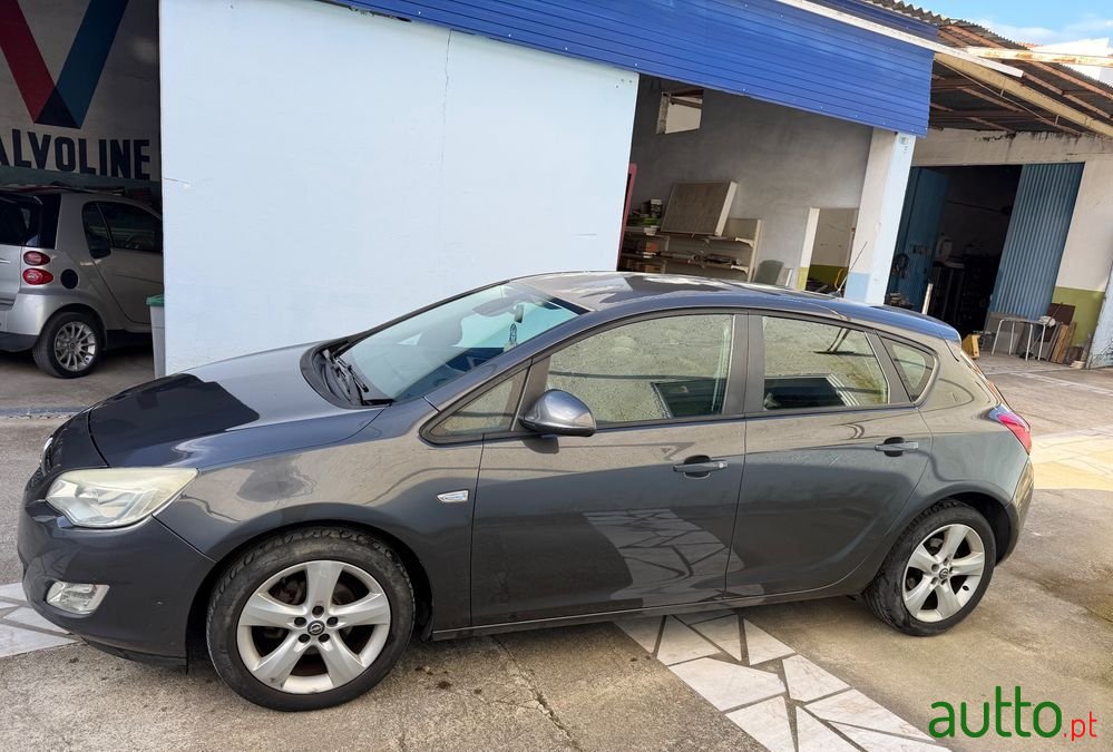 2010' Opel Astra photo #3