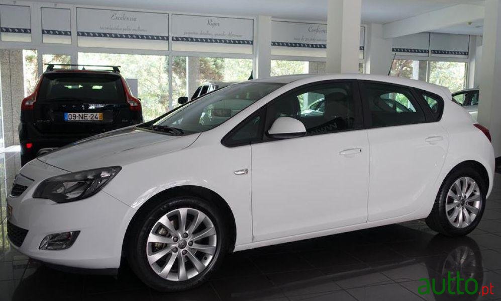 2012' Opel Astra 1.7 CDTi Executive S/S photo #1