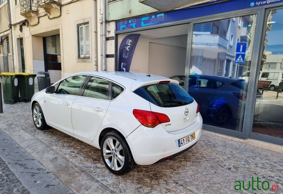 2010' Opel Astra photo #4