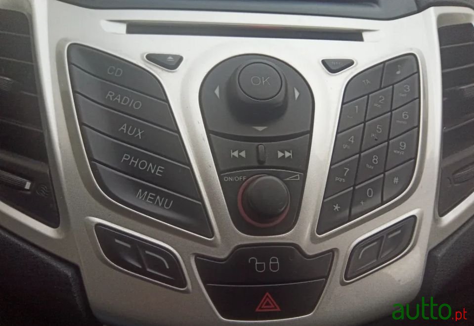 2012' Ford Fiesta photo #6