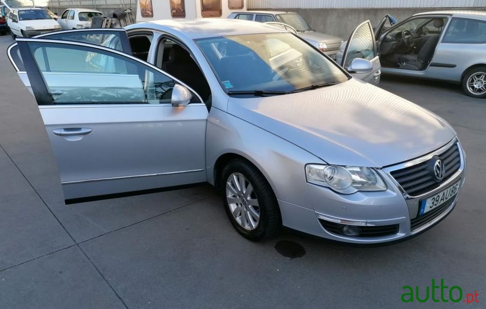 2005' Volkswagen Passat photo #1