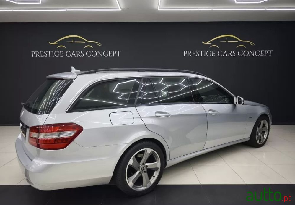 2011' Mercedes-Benz Classe E photo #2