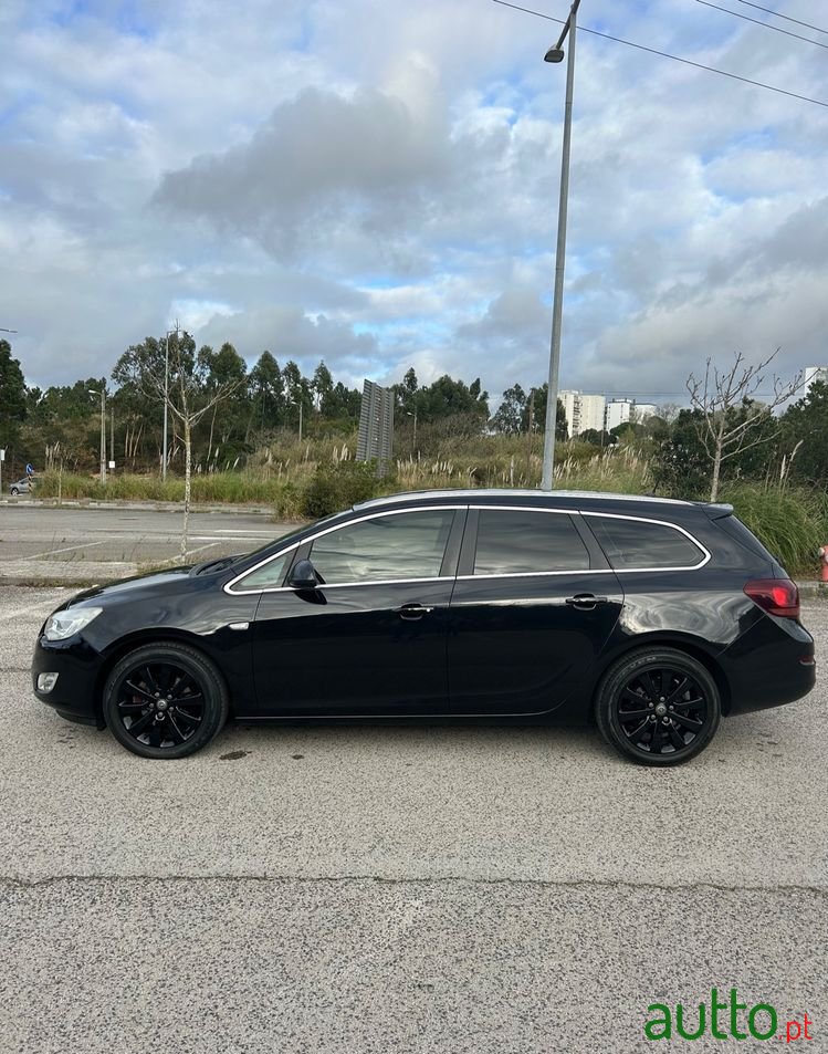 2011' Opel Astra Sports Tourer photo #2
