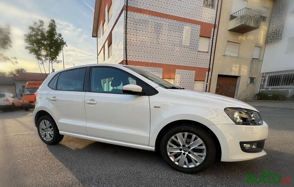 2013' Volkswagen Polo 1.2 Tdi Life photo #2