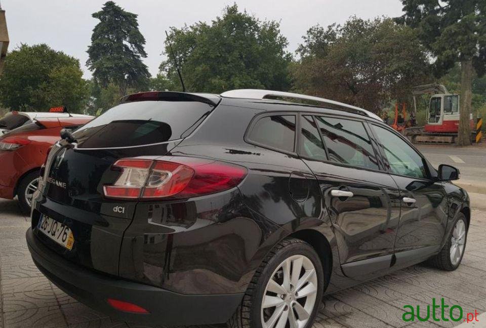 2010' Renault Megane Sport Tourer photo #2