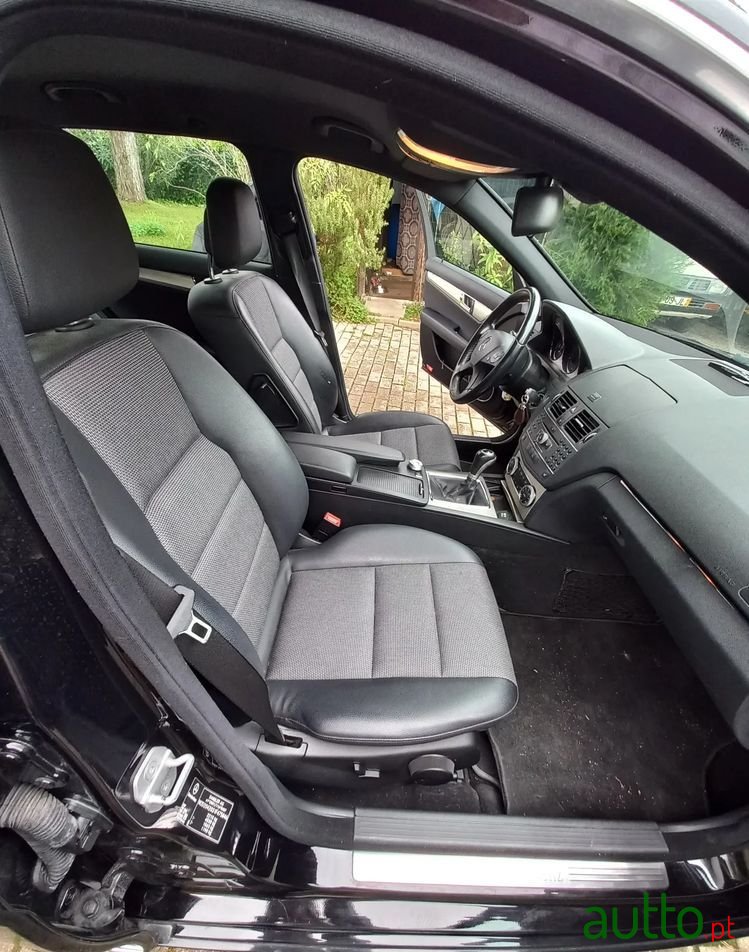 2010' Mercedes-Benz Classe C photo #6