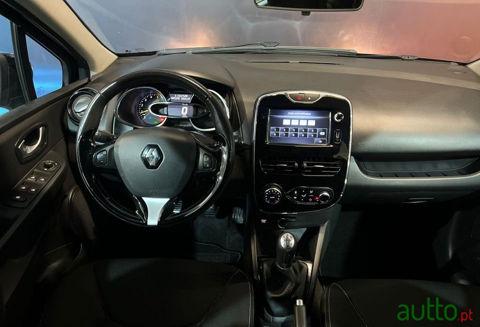 2015' Renault Clio Sport Tourer photo #4