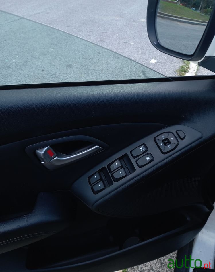 2012' Hyundai ix35 photo #6