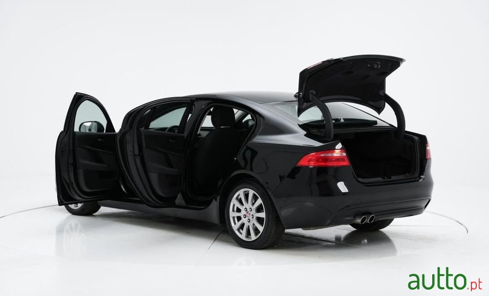 2017' Jaguar XE photo #5