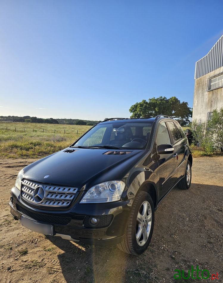 2006' Mercedes-Benz ML 320 Cdi photo #1