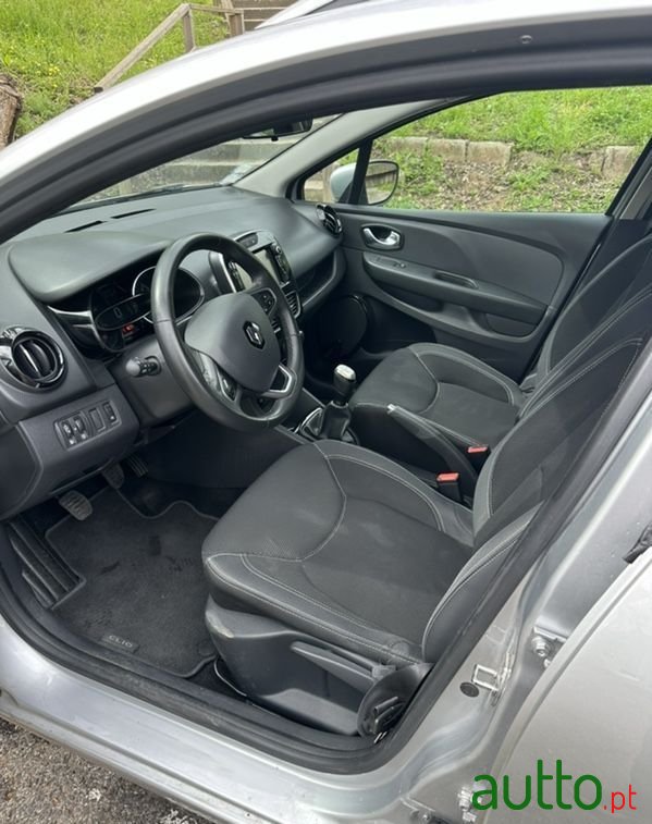 2019' Renault Clio Sport Tourer photo #5