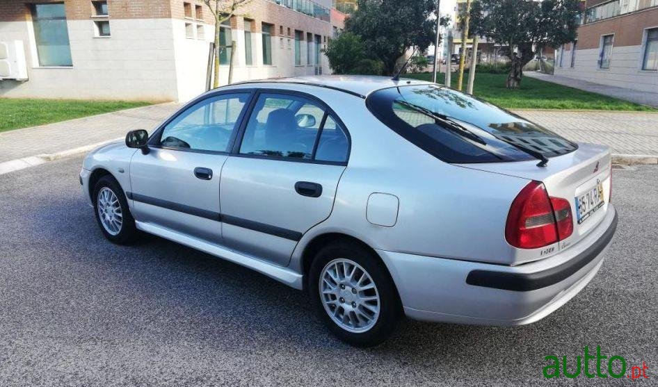 2005' Mitsubishi Carisma photo #2