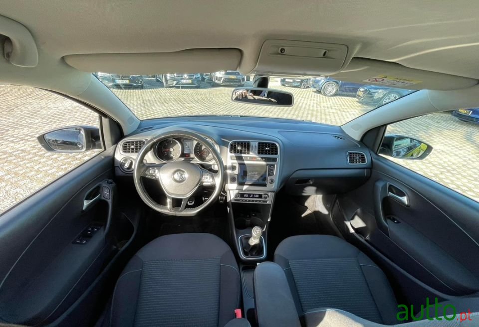 2015' Volkswagen Polo photo #6