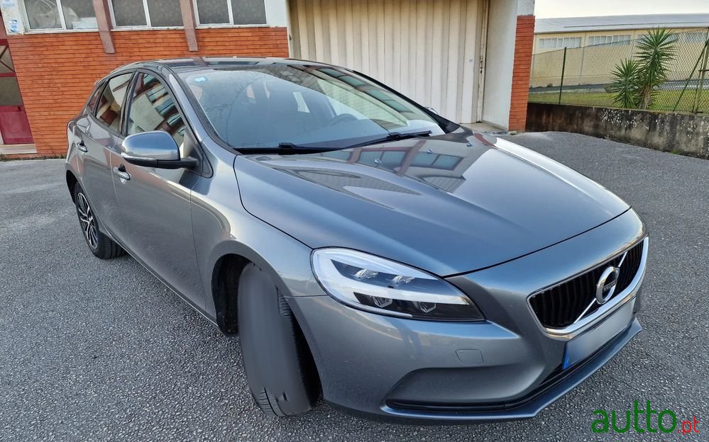 2019' Volvo V40 2.0 D3 Momentum photo #2