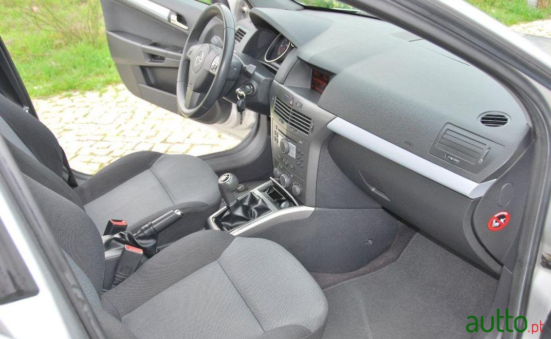 2005' Opel Astra Caravan photo #2