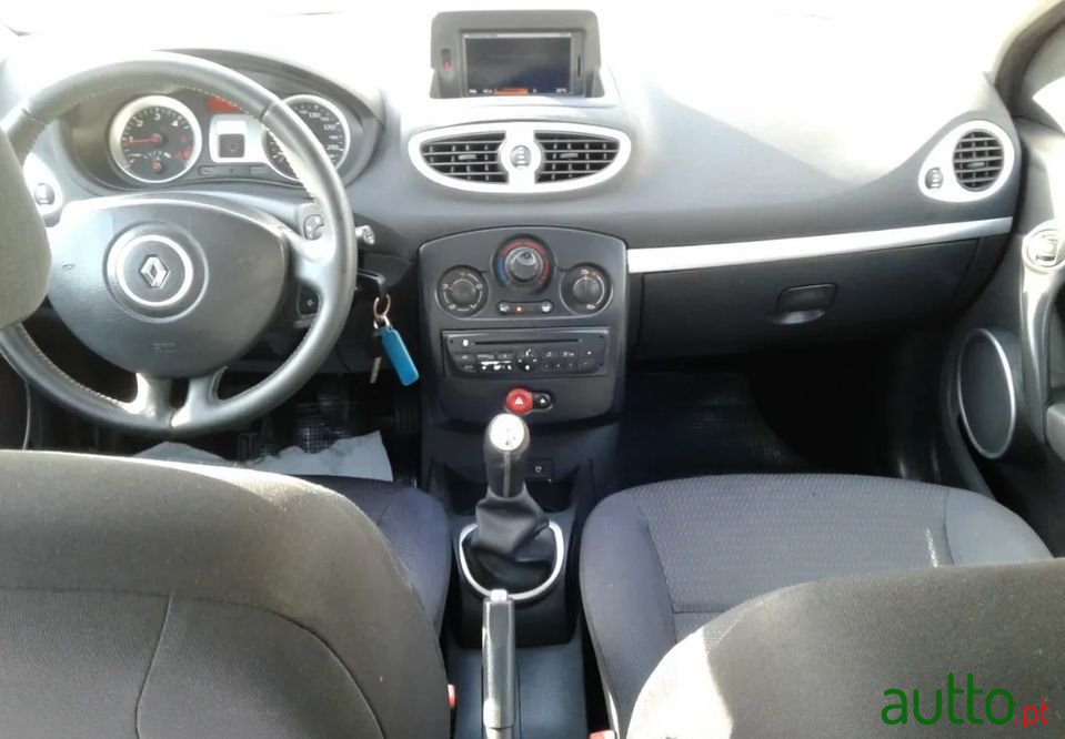 2010' Renault Clio photo #5