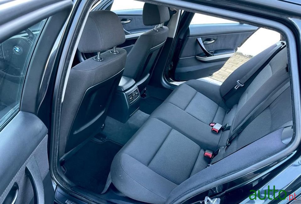 2009' BMW 320 Sport photo #6