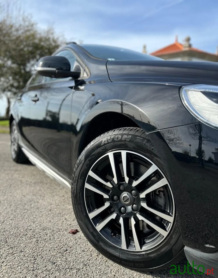 2019' Volvo V40 Cross Country photo #2